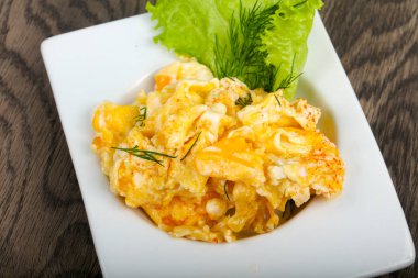 Ahşap arka plan üzerinde pişmiş yumurta