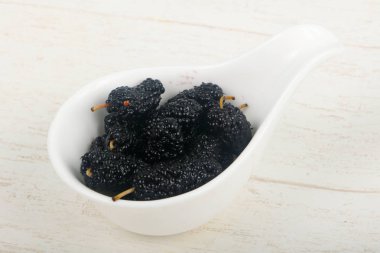 Ahşap arka plan üzerinde siyah dut yığın