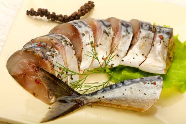 Scomber ahşap arka plan üzerinde füme