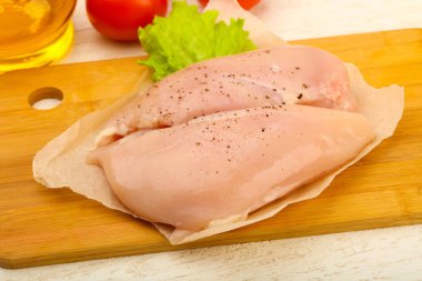 Biber yemek pişirmek için hazır çiğ tavuk göğsü