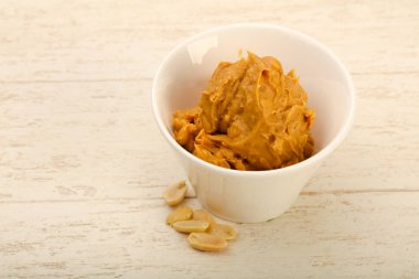 Ahşap arka plan üzerinde fındık fıstık ezmesi