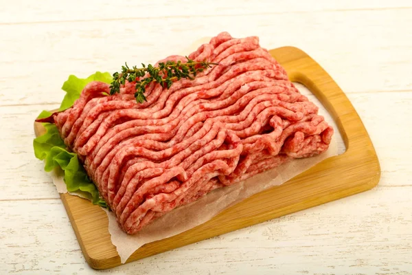 Rauw Gehakt Rundvlees Met Tijm Peper — Stockfoto