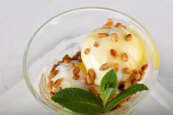 Helado Con Nuez Cedro Hojas Menta — Foto de Stock