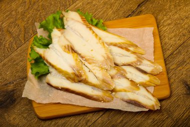 Yılan balığı sashimi ahşap arka plan üzerinde kurulu