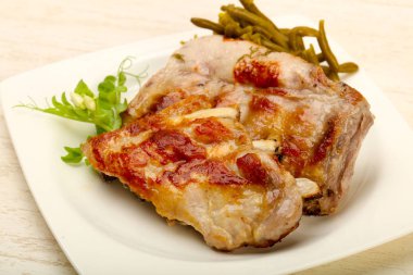 Kavrulmuş Domuz kaburga ahşap arka plan üzerinde yedek