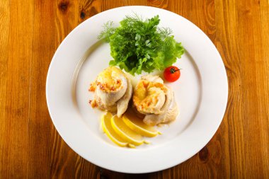 Buğulanmış alabalık filetosu ahşap arka plan üzerinde rulo