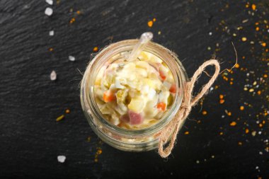 Rus salatası bardakta servis ahşap arka plan üzerinde olabilir