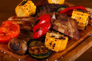 Izgara et karışımı plaka üzerinde ahşap arka plan