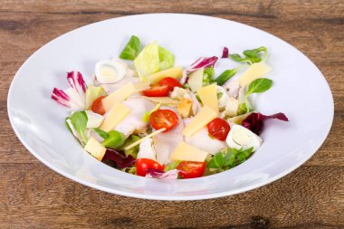 Jambon, yumurta ve ahşap arka plan üzerinde domates salatası