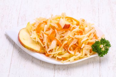 Kabın içinde geleneksel fermente lahana lahana turşusu