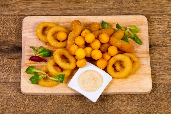 Anéis Cebola Bolas Batata Fritar Sobre Fundo Madeira — Fotografia de Stock