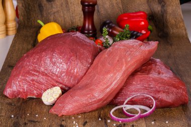 Ahşap arka planda çiğ et