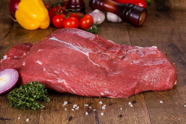 Carne Manzo Cruda Sullo Sfondo Legno — Foto Stock