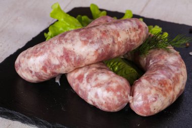 Çiğ domuz sosisi grill için hazır