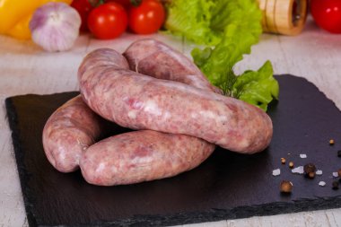 Çiğ domuz sosisi grill için hazır
