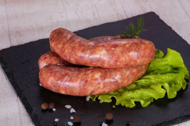 Çiğ domuz sosisi grill için hazır
