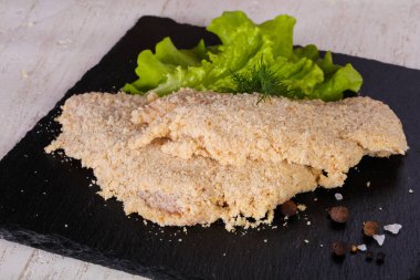 Ahşap üzerine çiğ domuz şnitzel