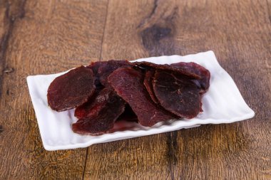 Kuru sığır etin üzerine ahşap