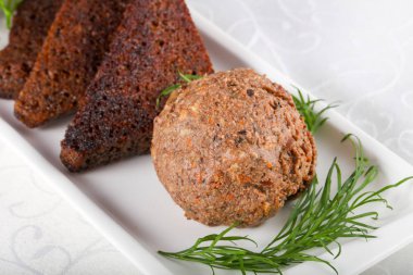 Ekmek ve salatalık turşusu ile karaciğer spreas