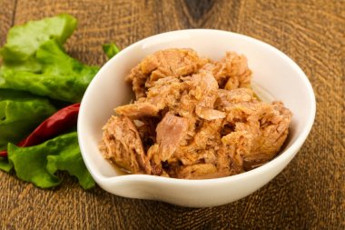 Kavanozda konserve ton balığı pişmeye hazır.