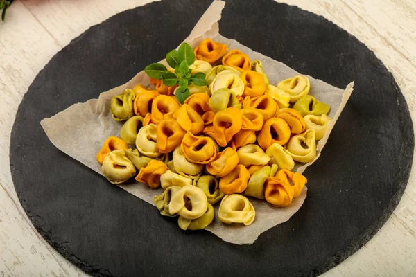 Tortellini Cru Basilic Prêt Pour Cuisson — Photo