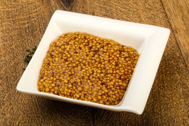 Dijon hardal sos kabın içinde kekik