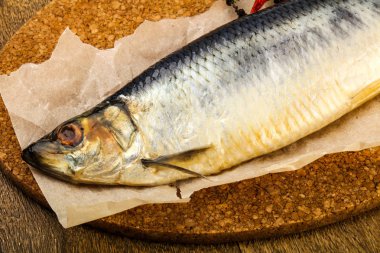 Biber ve baharatlı tuzlu ringa balığı.