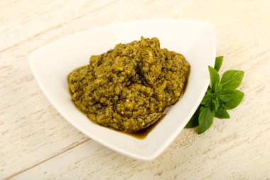 Fesleğenli pesto sos kasede bırakır