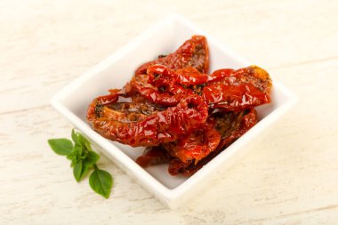 Fesleğen yapraklı kuru domates.