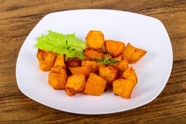 Otlu fırında patates.