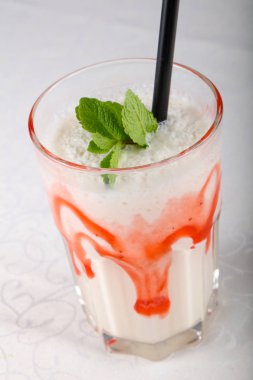 Süt nane ve syrope ile kokteyl