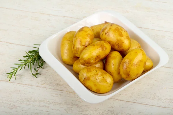 Rohe Junge Kartoffeln Mit Kräutern — Stockfoto