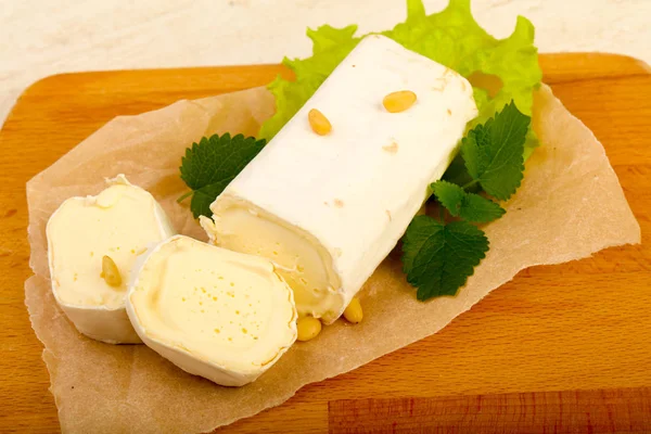 Rolo Queijo Brie Com Nozes Cedro — Fotografia de Stock