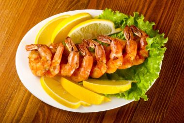 Izgara karides limon hizmet