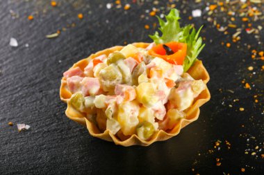Tartı catering için Rus salatası ile