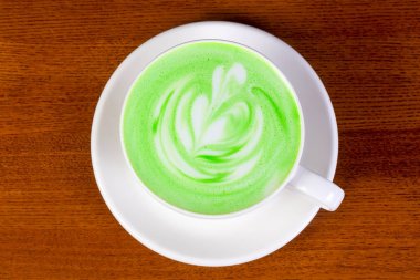 Sıcak yeşil kapuçino krema ile