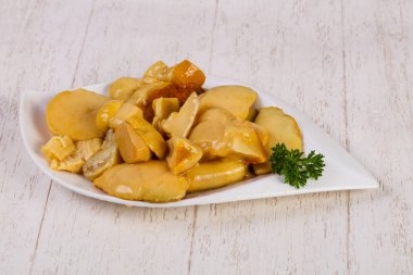 Baharat ile kase salamura mantar