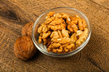 Kase üzerinde ahşap arka plan açık ceviz