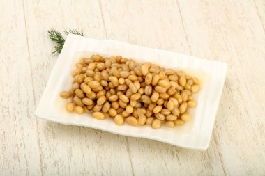 Dereotu şubesi ile kasede beyaz börülce