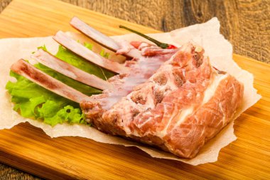 Ham kuzu kaburga ile biber yemek pişirmek için hazır