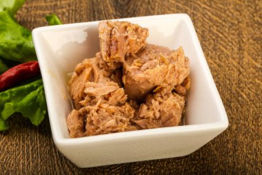 Kavanozda konserve ton balığı pişmeye hazır.