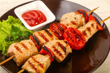 Izgara hindi şiş domates ve biber ile