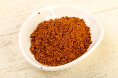 Kase ahşap arka plan üzerinde toz kakao