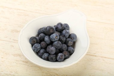 Kase ahşap arka plan üzerinde yabanmersini