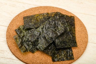 Ahşap arka plan üzerinde fiş gevrek Nori yaprak