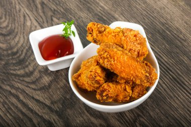 Ketçap ile çıtır tavuk kanatları