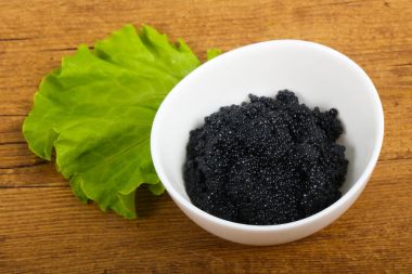 Siyah havyar kase yakın çekim