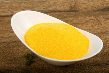 Ham polenta yemek pişirmek için hazır