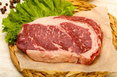 Pirzola pişmeye hazır.