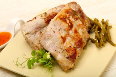 Kızarmış domuz kaburgası.